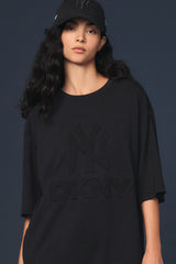 DKNY X YANKEES SHORT-SLEEVE EMBOSSED TEE