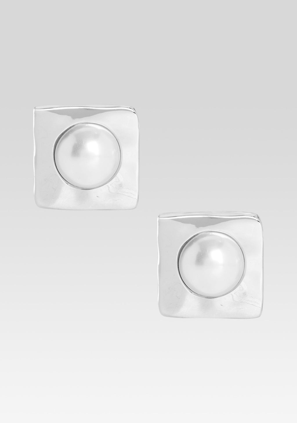Nikki Pearl Earrings