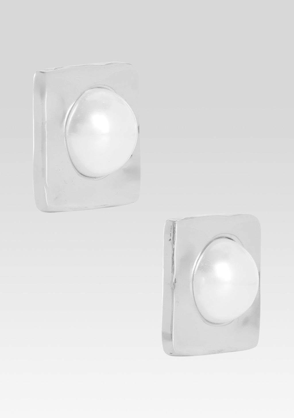 Nikki Pearl Earrings